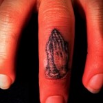 сложенные ладони молящегося - татуировка на пальце для девушки (тату - tattoo- фото)