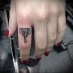 слон - татуировка на пальце для девушки (тату - tattoo- фото)