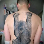 смешная обезьянка - тату мужская на спине фото