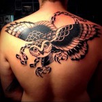 сова в полете и цепь - татуировка на спине мужская фото