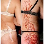 спина и ягодица в цветах - женская татуировка на шраме - фото