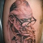 старик в очках с сигаретой татуировка на ноге мужская