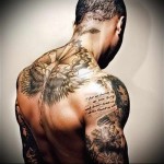 стильная татуировка на спине мужская