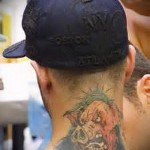 страшный кабан - татуировка на шее мужчины - фото
