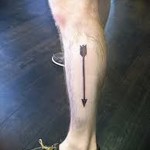 стрела татуировка на ноге мужская