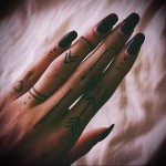 стрелка - татуировка на пальце для девушки (тату - tattoo- фото)