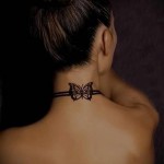 Фото тату: черная татуировка бабочки на затылке девушки, выполненная в минималистичном стиле. Изящный рисунок татуировки подчеркивает красоту шеи.