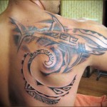 тату акула и маори узоры - мужская татуировка на плече