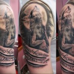 тату волк воющий на луну и надписи - мужская татуировка на плече