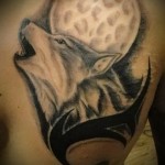 тату волк который воет на луну - мужская татуировка на грудь