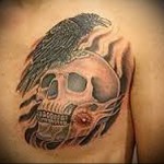 тату ворон сидит на черепе - мужская татуировка на грудь