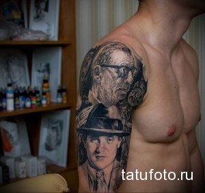 Фото тату с изображением портрета мужчины в шляпе. Реалистичный рисунок в черно-белых тонах.
