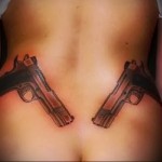 тату два пистолета - татуировка на пояснице женская фото