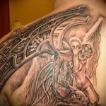 тату девушка обнимает падшего ангела - - мужская татуировка на плече