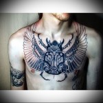 тату жук скоробей - мужская татуировка на грудь