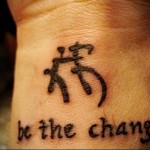 тату иероглиф и надпись на английском be the change