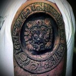 тату каменный отпечаток - мужская татуировка на плече