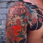 тату карп и черепаха - мужская татуировка на плече