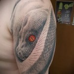 тату кобра с горящими глазами - мужская татуировка на плече
