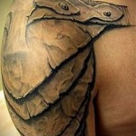 тату кожаный наплечник (доспехи) - мужская татуировка на плече