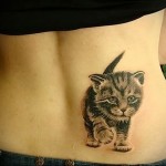 тату котенок - татуировка на пояснице женская фото