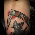 тату кошка и перочинный ножик с инициалами