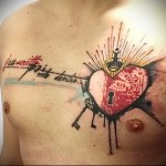 тату красное сердце и ключи от него - мужская татуировка на грудь