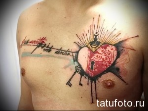 Фото тату сердца с ключом на груди. Цветная татуировка, акварельный стиль, брызги краски, надпись.