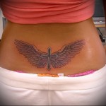 тату крест и крылья - татуировка на пояснице женская фото