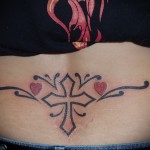 тату крест и сердечьки - татуировка на пояснице женская фото