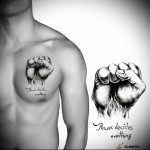 тату кулак и надпись с эскиза на тело - мужская татуировка на грудь