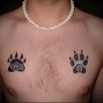 тату лапки животных - мужская татуировка на грудь