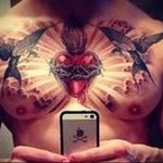 тату ласточи и сердце - мужская татуировка на грудь