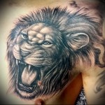 тату лев который рычит - мужская татуировка на грудь
