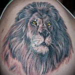 тату лев с горящими глазами - мужская татуировка на плече