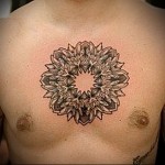 тату мандала в центре груди - мужская татуировка на грудь