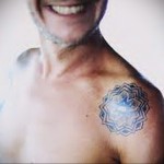 тату мандала - мужская татуировка на плече