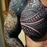 тату маори на всб руку с узорами и символами - мужская татуировка на плече
