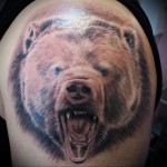 тату медведь показал оскал - мужская татуировка на плече