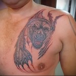 тату медведь разрывает плоть - мужская татуировка на грудь