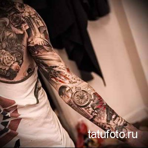 Фото татуировки: рукав с изображением различных элементов, связанных с путешествиями: часы, компас, достопримечательности, роза. Черно-серые тона.