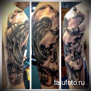 Черно-серая татуировка в стиле биомеханика на руке, изображающая механические детали, интегрированные в анатомию тела. Детализированная проработка.
