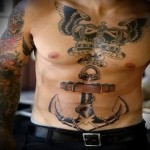 тату на груди крылья, надписи и якорь - мужская татуировка на грудь