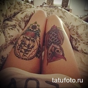 Фото тату корабля и совы на бедрах. Детализированный рисунок татуировки в традиционном стиле с использованием ярких цветов и четких контуров.