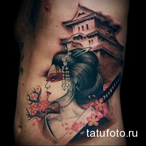 Фото татуировки гейши с катаной на боку. Яркий рисунок в японском стиле с использованием красных, черных и серых оттенков. Задний фон - японский замок.