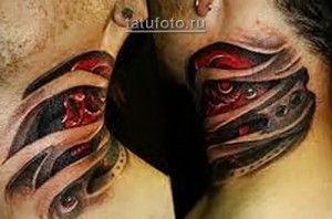 Фото тату на шее, имитирующее разорванную кожу, обнажающую внутренние структуры. Реалистичный рисунок с красными и черными оттенками.