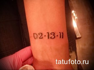 Фото татуировки: дата "02.13.11" на руке, выполненная простым шрифтом, с сердечком вместо точки, символизирующая важную дату.