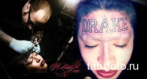 Фото татуировки с надписью "Drake" на лбу девушки. Черная надпись, закрытые глаза, яркий макияж.