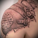 тату наплечник с символом (кажаный доспех) - мужская татуировка на плече