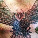 тату орел в броске на жертву - мужская татуировка на грудь